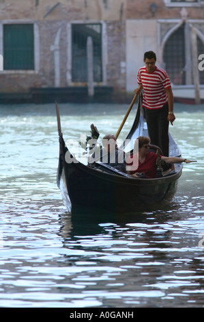 Älteres Ehepaar in einer Gondel, Venedig, Italien. Stockfoto
