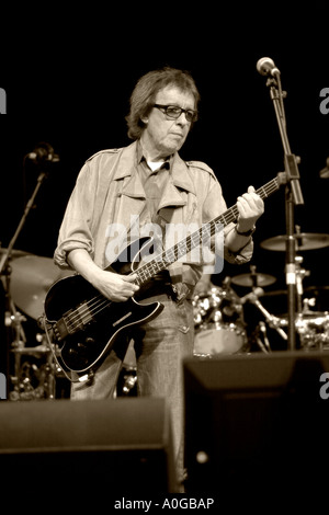 Bill Wyman spielt e-Bass-Gitarrist Stockfoto