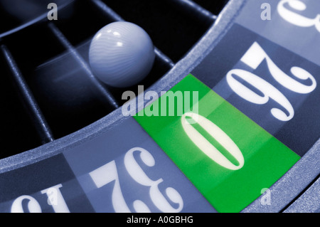 Roullette Rad Spinnen mit Ball in Zahl Null mit Motion blur blau getönten mit Sonderfarben Stockfoto