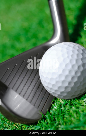 Golfer schlagen Kugel mit Eisen Stockfoto