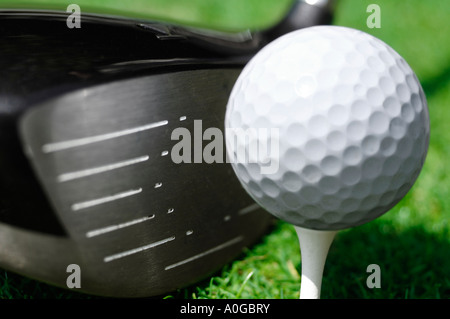 Nahaufnahme von Holz und Golf Ball am Abschlag Stockfoto