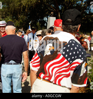 Mann trägt ein buntes Hemd zeigt einen amerikanischen Adler und die Sterne und Streifen sehen, USA am Veterans Day in Florida Stockfoto