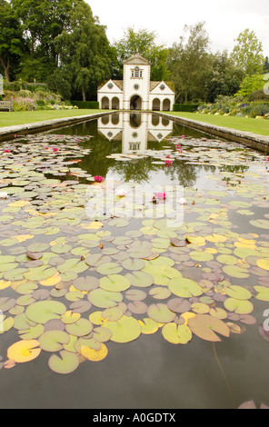 Seerosenteich und Torheit Bodnant Gardens, North Wales Stockfoto