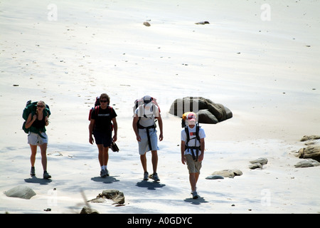 Vier Wanderer am Strand von Morgans Bucht an der wilden Küste Eastern Cape Südafrika RSA Stockfoto