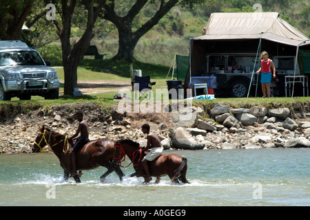 Camping in Morgans Bay an der wilden Küste Eastern Cape in Südafrika RSA. Möglichkeiten zum Reiten. Stockfoto