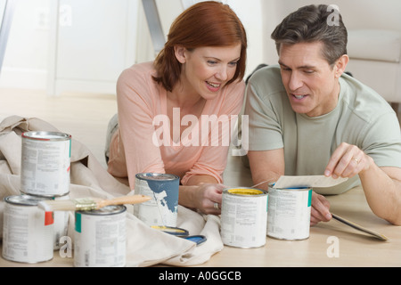 Paar diskutieren Farbe Farbauswahl Stockfoto