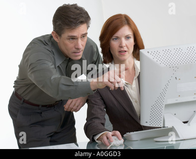 Geschäftsleute, die am Computer-Bildschirm Stockfoto