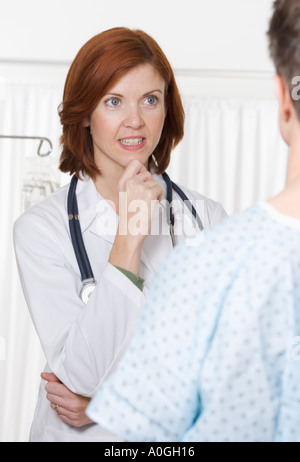 Ärztin im Gespräch mit Patienten Stockfoto