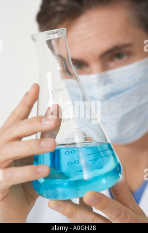 Nahaufnahme der Wissenschaftler untersuchen blaue Flüssigkeit Stockfoto