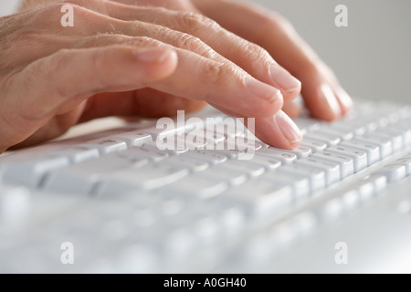 Nahaufnahme von Hands on Computer-Tastatur Stockfoto