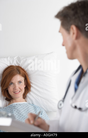 Arzt Rücksprache mit patient Stockfoto