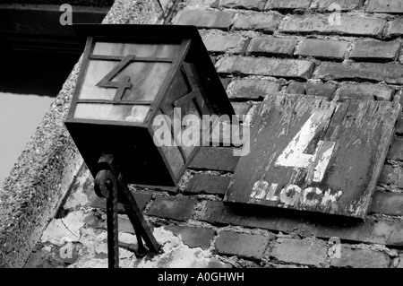 Block 4 Licht und Schild außerhalb eines der Gebäude der Konzentrationslager in Auschwitz - Birkenau, in der Nähe von Krakau, Polen. Stockfoto