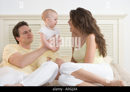 Im Gespräch mit Baby mit Papa Mama Stockfoto