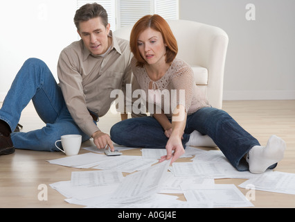 Paar mit Papierkram auf Etage Stockfoto