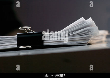 Garbe Papiere zusammen abgeschnitten Stockfoto