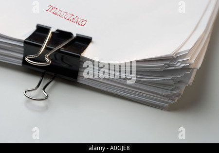 Garbe Papiere als vertraulich gekennzeichnet Stockfoto