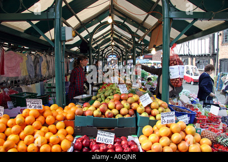 Obst, gestapelt auf einem Stand auf dem Markt Stockfoto