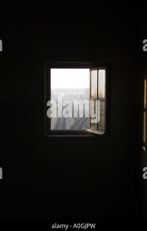 Blick durch geöffnete Fenster der Wachturm, der am Ende der Bahnstrecke in Auschwitz - Birkenau KZ. Stockfoto