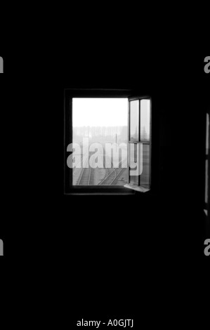 Blick durch geöffnete Fenster der Wachturm, der am Ende der Bahnstrecke in Auschwitz - Birkenau KZ. Stockfoto