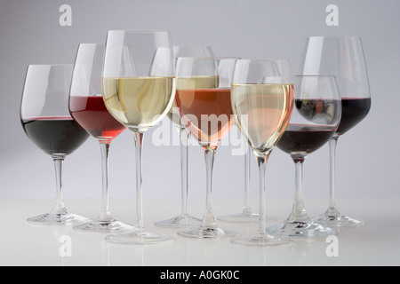 Nahaufnahme von Gläsern verschiedener Weine Stockfoto