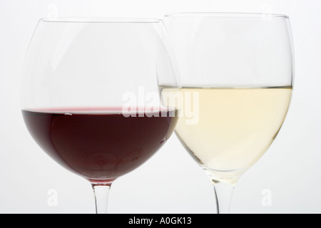 Rot- und Weißwein in Gläsern Stockfoto