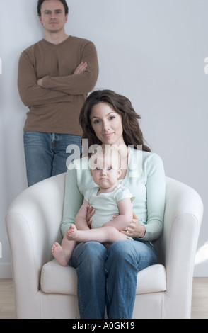 Frau mit Kind und Mann sitzend Stockfoto