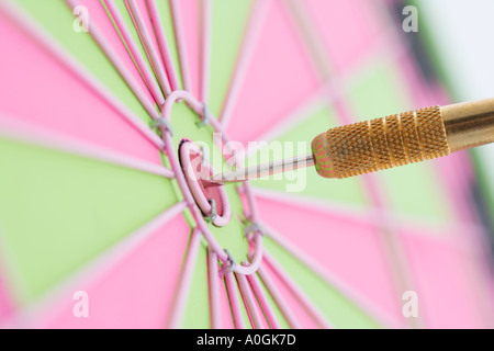 Nahaufnahme von Dart in Stier-Auge Stockfoto