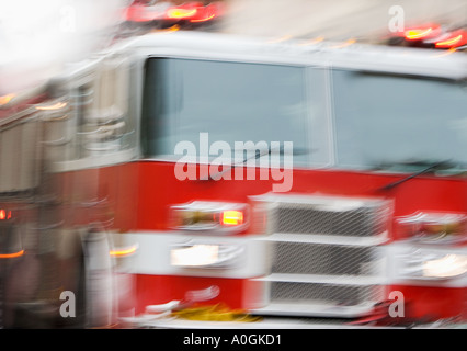 Vorderseite des Feuerwehrauto in Bewegung Stockfoto