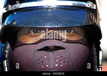 Polizisten in allen seinen Gang in den USA Amerika bewaffnet mit einer Pistole und M-16 Stockfoto