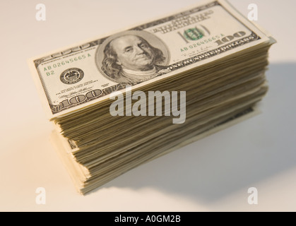 Hohe Stapel von U S hundert-Dollar-Scheine Stockfoto