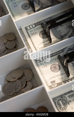 U S Scheine und Münzen in Kasse Stockfoto