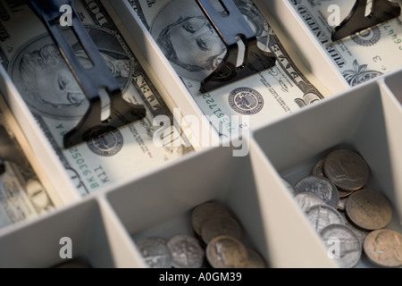 U S Scheine und Münzen in Kasse Stockfoto