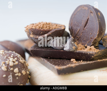 Nahaufnahme von Schokolade auf Schneidebrett Stockfoto