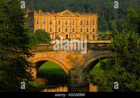 Blick auf die Hauptfront des Chatsworth House in den Peak District Derbyshire England UK Stockfoto