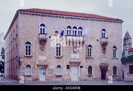 Rathaus, St. Johannes der Täufer Kirche Turm in Trogir, Dalmatien, Kroatien Stockfoto