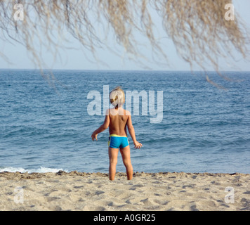 Der junge am Strand, Carvajal, Fuengirola, Costa Del Sol, Spanien, Europa Stockfoto
