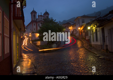 Die hübsche, ehemaliger Bergbau Stadt Ouro Preto, Brasilien in der Dämmerung an einem nebligen Abend Stockfoto