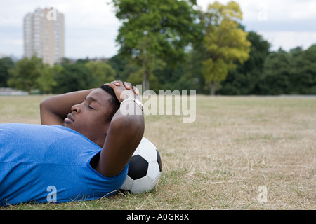 Teenager auf Fußball Stockfoto