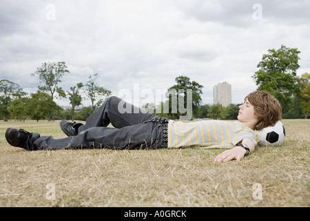 Teenager auf Fußball Stockfoto