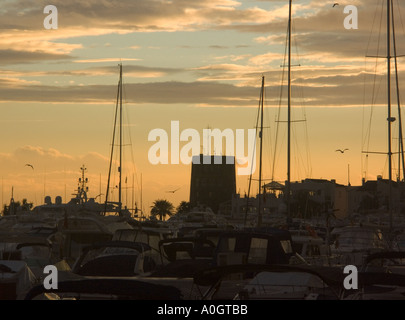 Die maurischen Aussichtsturm, Puerto Banus Costa Del Sol, Spanien, Torre, am späten Abend Stockfoto