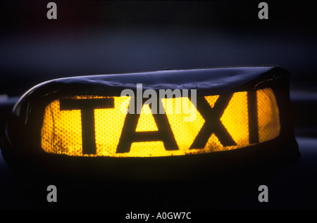 London Taxi ein schwarzes Taxi zum Verleih Schild. Wenn das Taxischild beleuchtet ist, kann das Taxi gemietet werden. Abgeschaltet ist es nicht London, England 1994 1990s UK Stockfoto