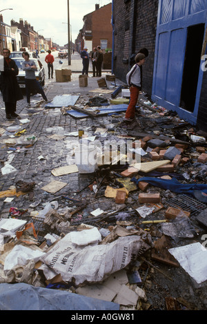 Toxteth Riot, Großbritannien 1981 am Morgen nach einer Nacht voller Unruhen. Der Inhalt eines geplünderten Shops deckt den Straßenbelag Liverpool 8 Lancashire HOMER SYKES im Juli 1980 ab Stockfoto