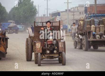 Ländliche Wirtschaft Daily Life China 1990er Jahre Chinesischer Bauer in Uniform-Traktor Liufu Dorf Township Anhui Provence 1998 HOMER SYKES Stockfoto