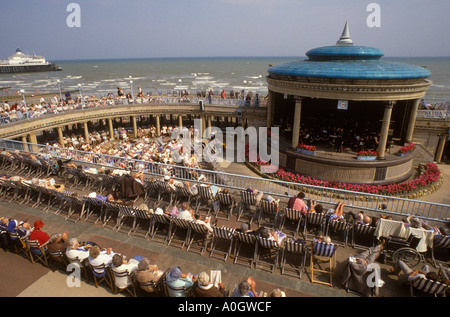 Ältere Urlauber genießen Musik rund um den Bandstand Eastbourne Sussex. 1990er, ca. 1995 HOMER SYKES. Stockfoto