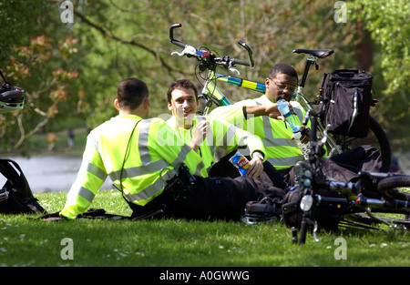 Polizisten, die eine Pause in einem Londoner park Stockfoto