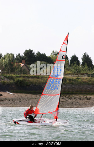 junger Mann in seinem schmuddeligen Segeln Nummer GBR-1456 Stockfoto