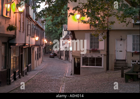 Elm Hill Norwich Norfolk England in der Dämmerung Stockfoto