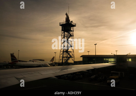 EINEN SONNENAUFGANG BLICK AUF DEN RADARTURM AM FLUGHAFEN HEATHROW Stockfoto