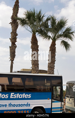 EIN REISEBUS IN PAPHOS STADTZENTRUM GEPARKT. DIE ÄLTEREN ORIGINALTEIL Stockfoto