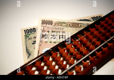 Hölzernen japanischen Abakus und Yen auf weißem Hintergrund. Stockfoto